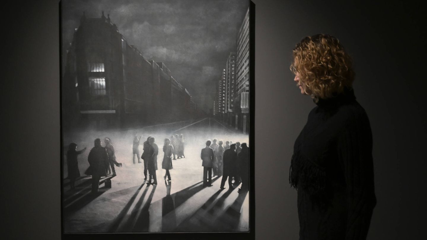 Una mujer observa una de las obras expuestas en la retrospectiva de Joan Genovés. (Cedida)