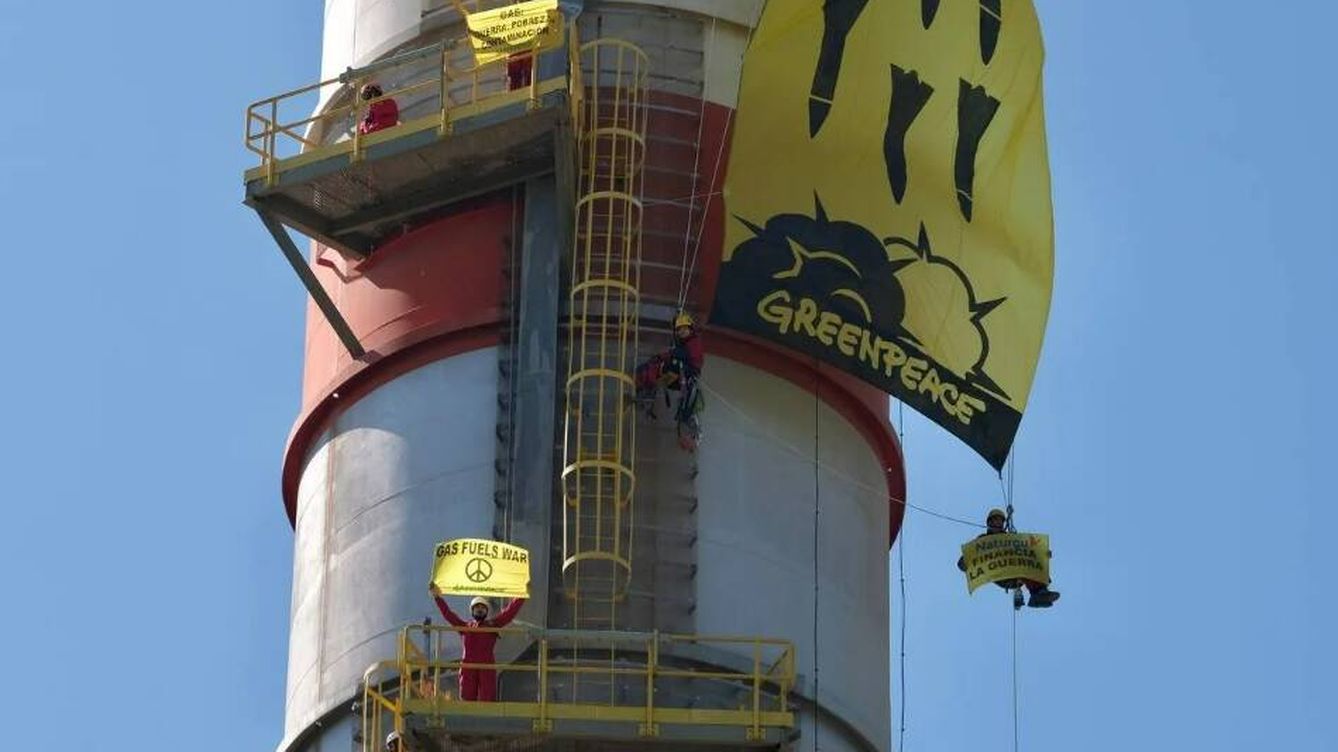 Arrestan en Málaga a 23 activistas de Greenpeace por una protesta contra el gas ruso
