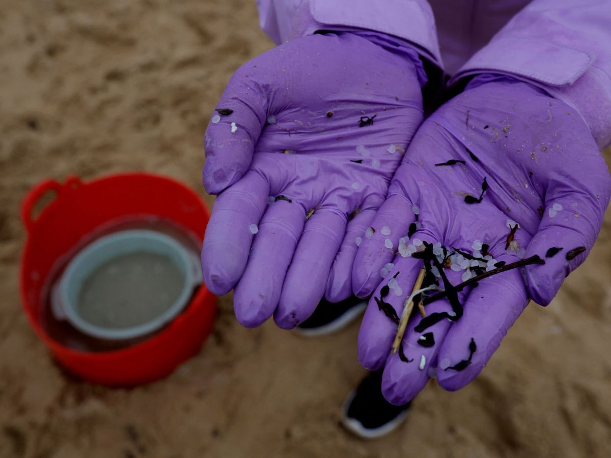 Foto: Los 'pellets' de plástico son apenas del tamaño de una lenteja y ya se han visto en alguna playa de Asturias, como en Muros de Nalón. (Reuters/Miguel Vidal)