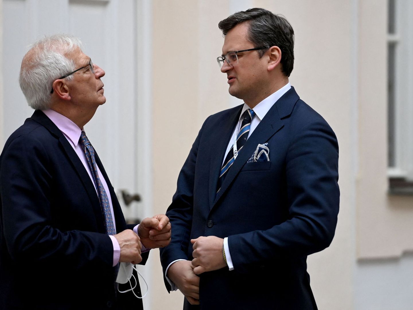 Josep Borrell, jefe de la diplomacia europea, charla con Dmytro Kuleba, ministro de Exteriores ucraniano. (Reuters)
