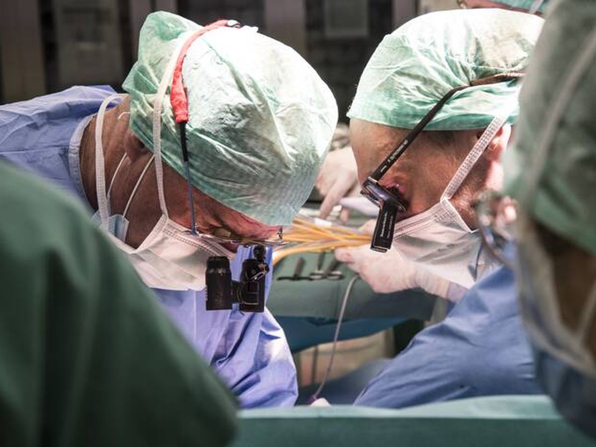 Foto: El prof. Pierre-Alain Clavien y el prof. Philipp Dutkowski durante el trasplante del hígado tratado en la máquina. (USZ)