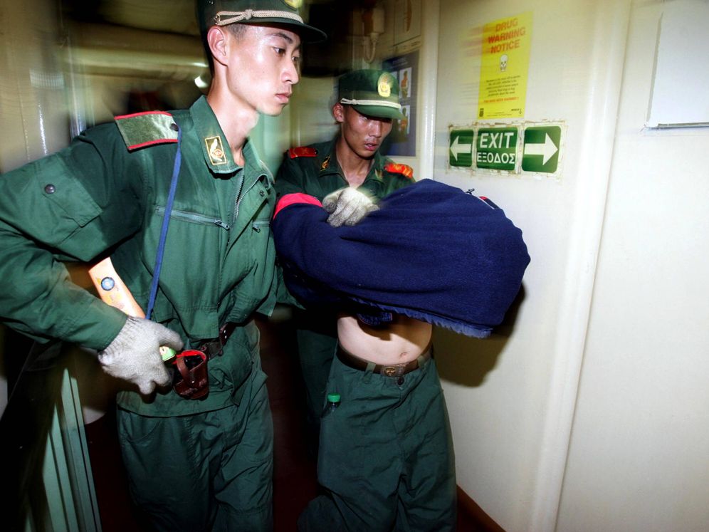Foto: Policías chinos detienen un inmigrante víctima de los "cabeza de serpiente". (Reuters)