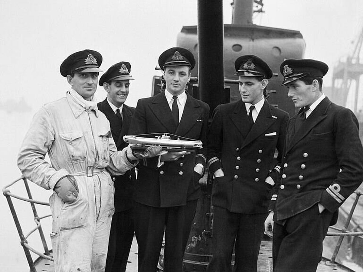 Foto: Oficiales del submarino británico Seraph, que depositó a Glyndwr Michael en la costa de Huelva. (Imperial War Museum)