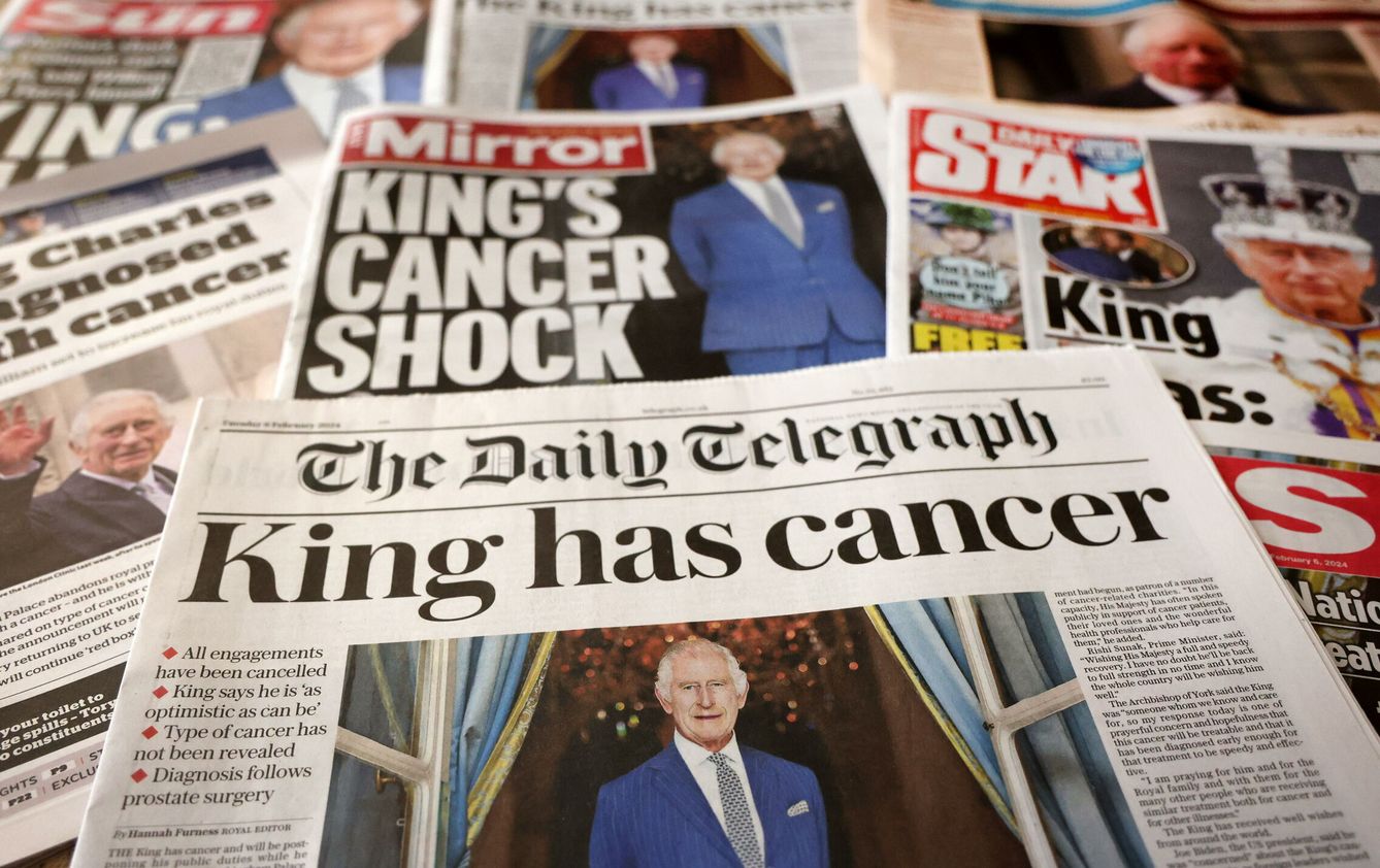 Las portadas de los medios ingleses informan del cáncer del rey. (Reuters)