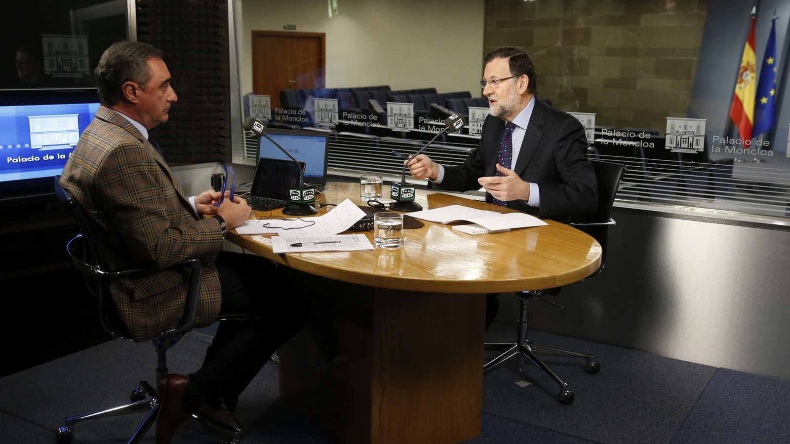 Foto: El presidente del Gobierno, Mariano Rajoy, conversa con el periodista Carlos Herrera, durante la entrevista que ha concedido este lunes desde el Palacio de la Moncloa. (Efe)