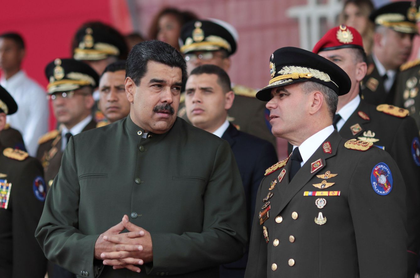 El Ministro de Defensa Vladimir Padrino López con Nicolás Maduro durante un desfile en Caracas, el 23 de junio de 2017. (Reuters)