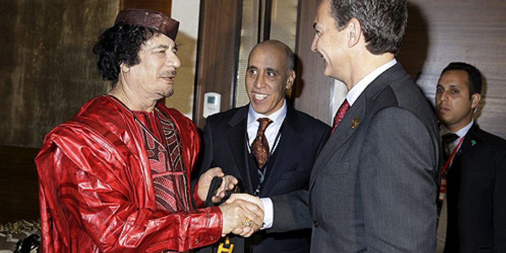 Foto: Zapatero 'pasa' de la crisis y se va de viaje a Libia, Suiza, Bolivia y Argentina