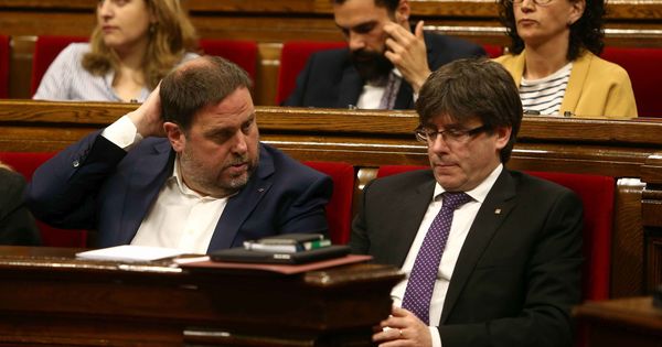 Foto: El presidente de la Generalitat, Carles Puigdemont (d), junto al vicepresidente del Govern y conseller de Economía, Oriol Junqueras (i). (EFE)
