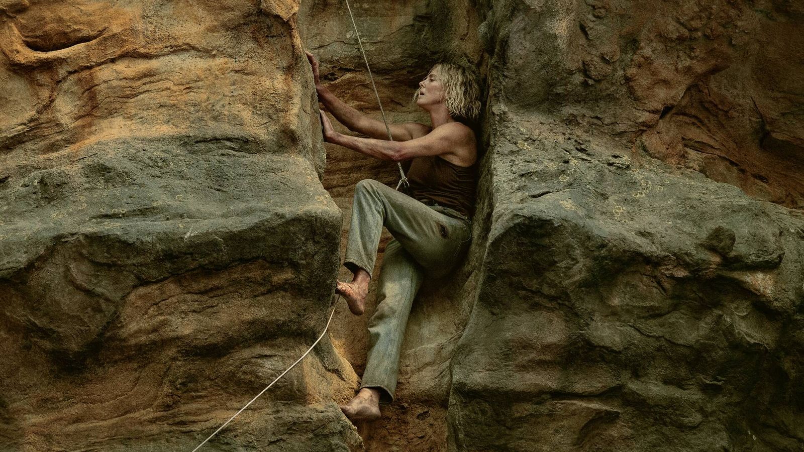 La última hazaña de Charlize Theron: escala una valla publicitaria por su nueva película en pleno Times Square