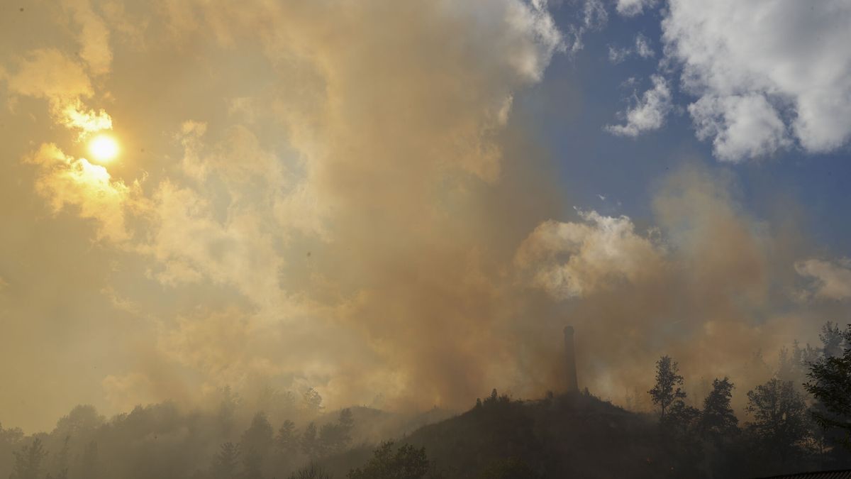 Un foco aún activo y 20 desalojados: se estabiliza el incendio de Balmaseda tras arrasar 600 ha