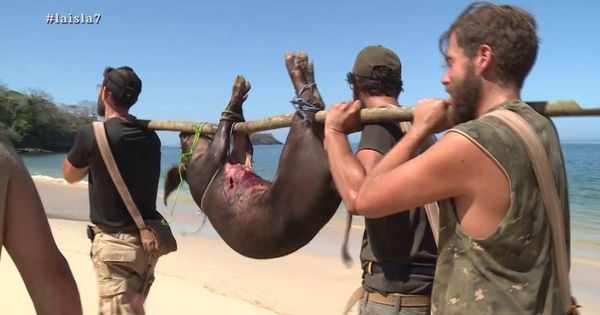 Foto: Santi logra capturar un cerdo en 'La isla'. (Atresmedia Televisión)