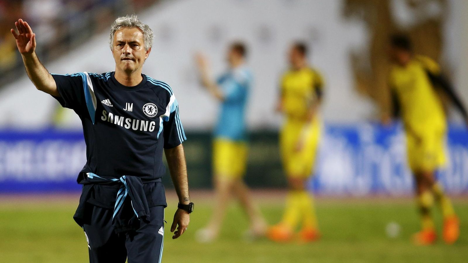 Foto: Jose Mourinho saluda a la grada en un entrenamiento de esta pretemporada.