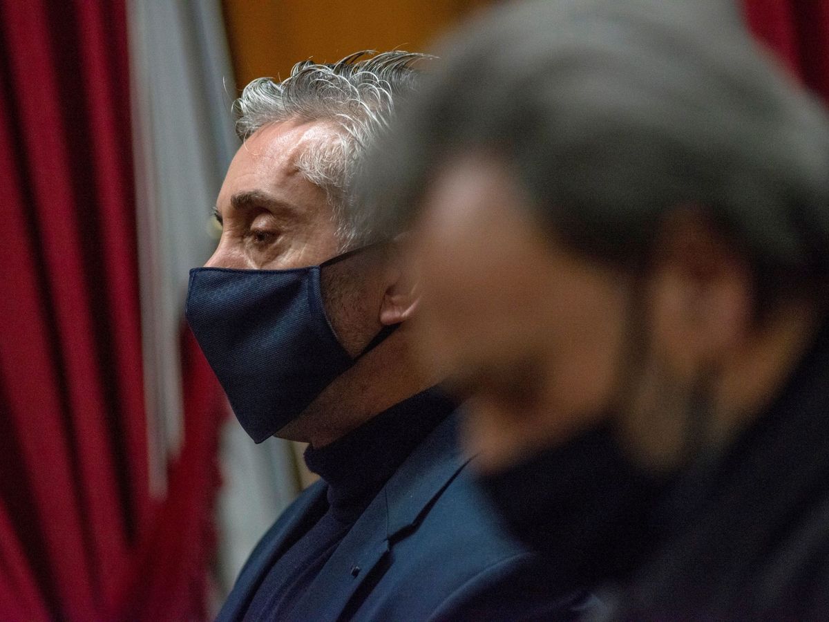 Foto: Dos de los acusados durante la sesión del juicio por la operación Zamburiña. (EFE)