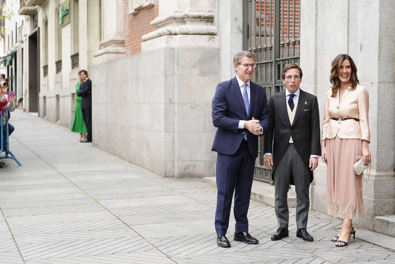 La pareja, saludando al alcalde en la calle Serrano. (LP)