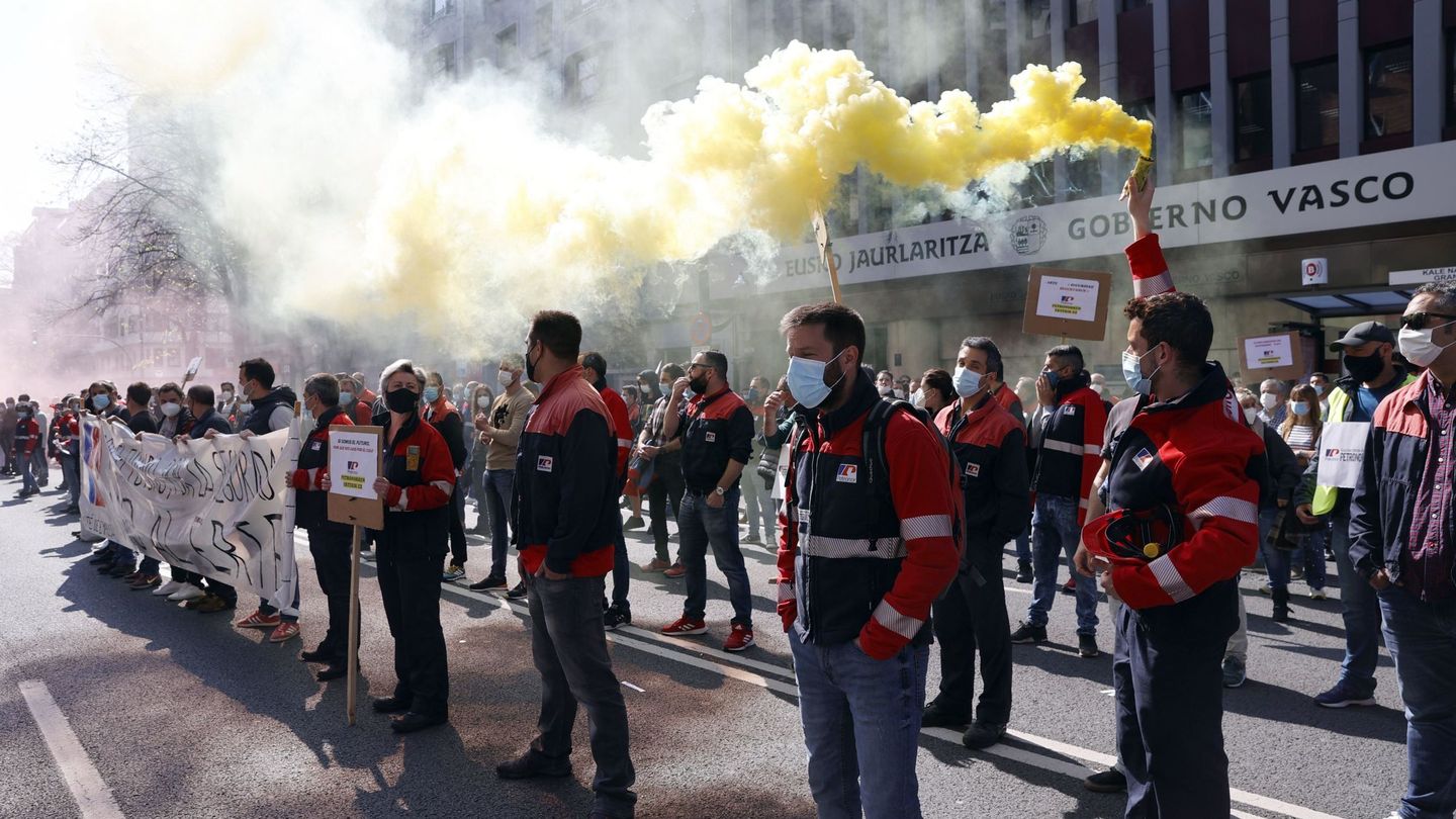 Trabajadores de Petronor protestan por el ERTE en Bilbao. (EFE)