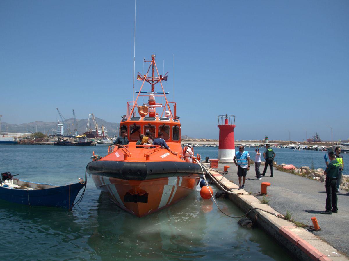 Foto: Salvamento Marítimo en el puerto de Motril (Granada). (EFE/Alba Feixas)