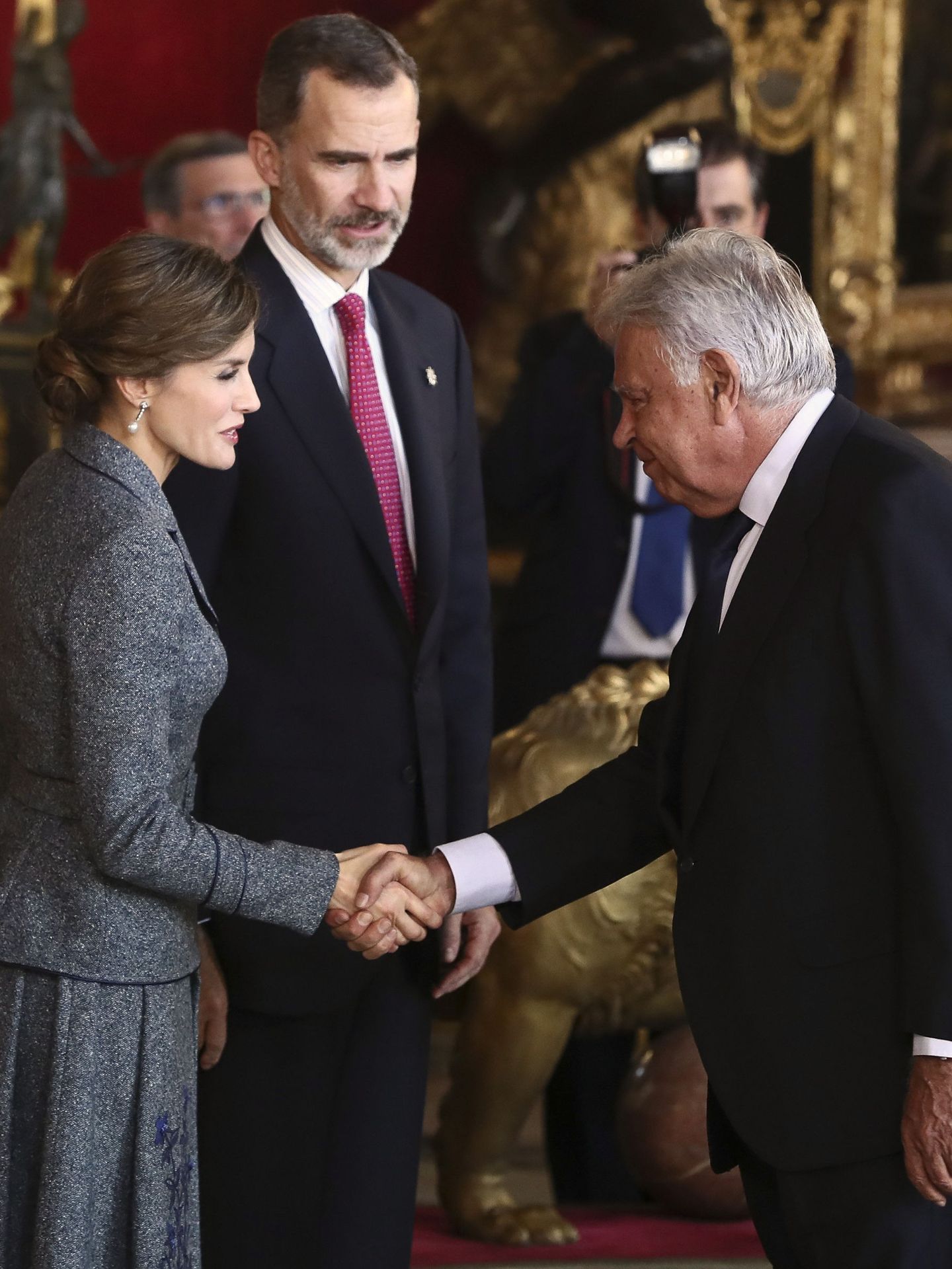Los Reyes saludan al expresidente Felipe González.