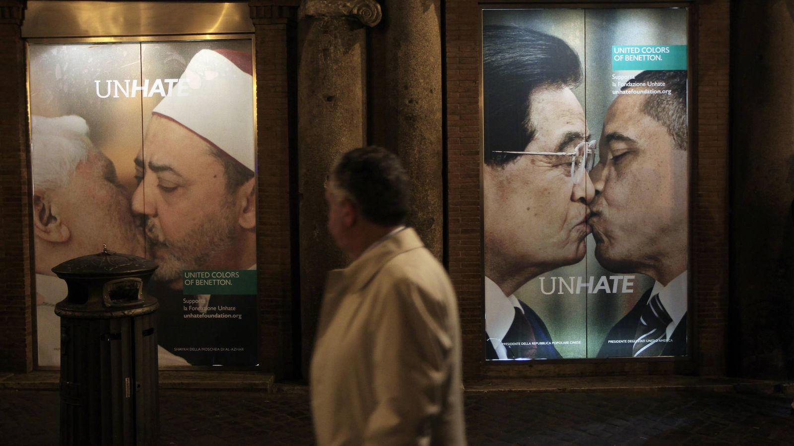 Foto: Un hombre pasa por delante de la polémica publicidad de una tienda de Benetton en Roma, en 2011 (Reuters)