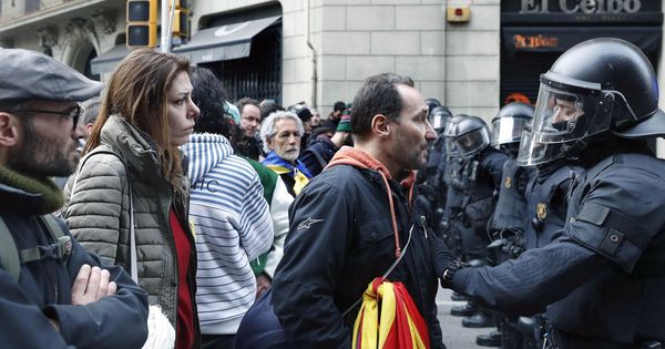Foto: Miembros de los Mossos d'Esquadra impiden el paso de manifestantes en las inmediaciones de la Delegación del Gobierno en Barcelona, en una protesta convocada por los CDR. (EFE)