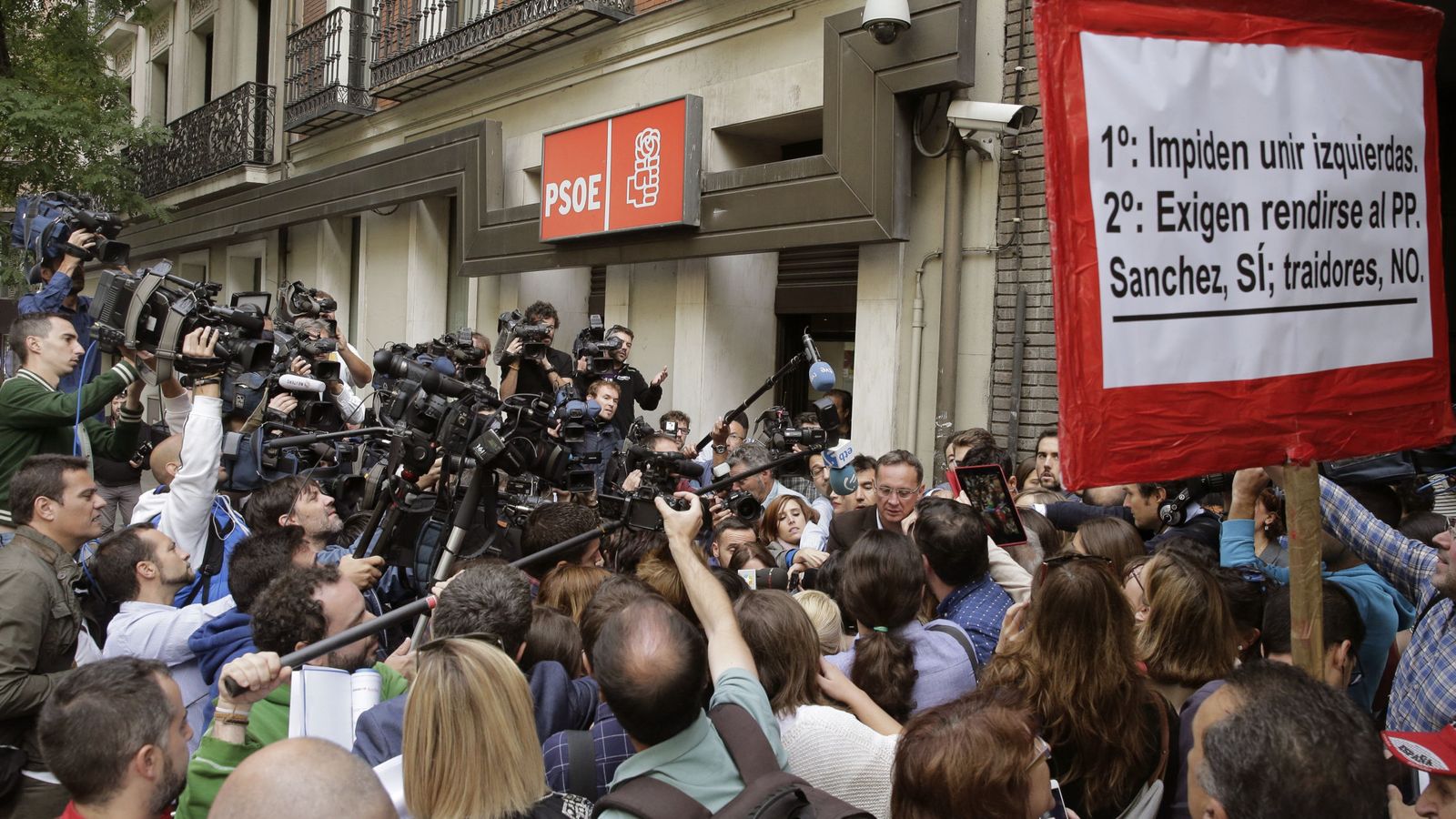 Foto: Numerosos periodistas, a la entrada de la sede del PSOE en Ferraz donde el líder del partido, Pedro Sánchez, reunió a la ejecutiva este jueves. (EFE)