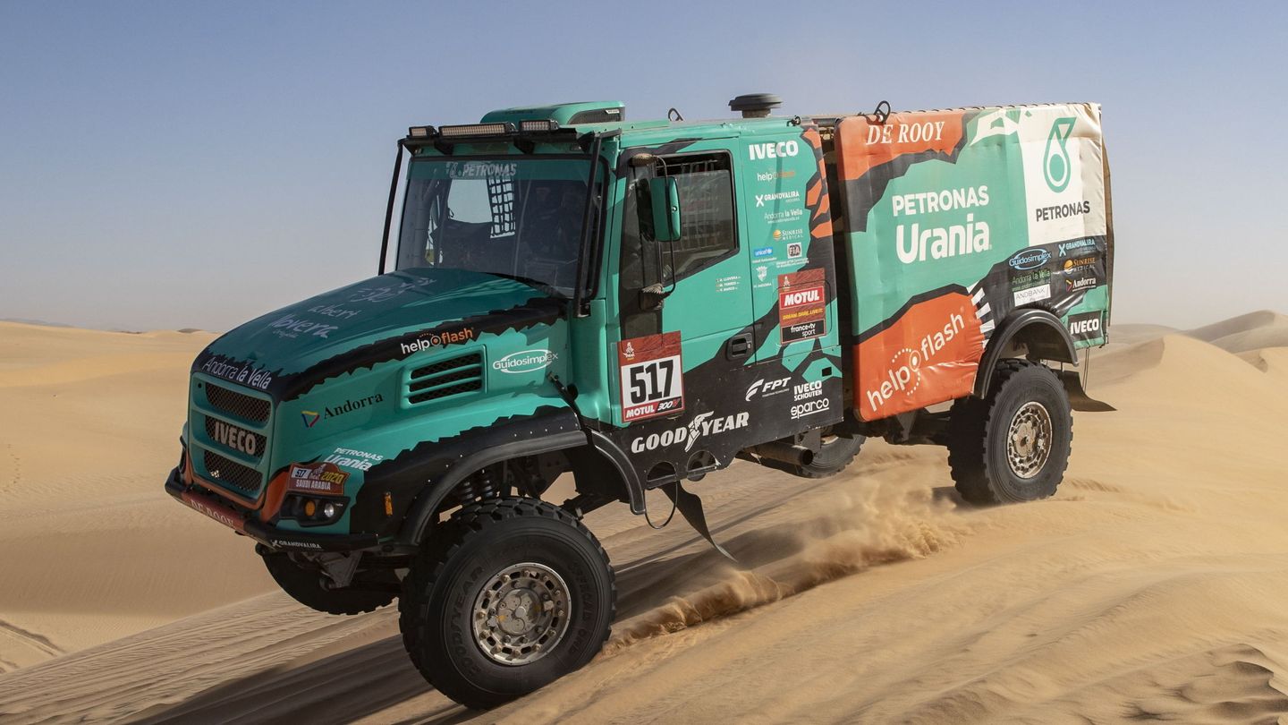 Albert Llovera en su camión del Dakar 2020. (EFE)