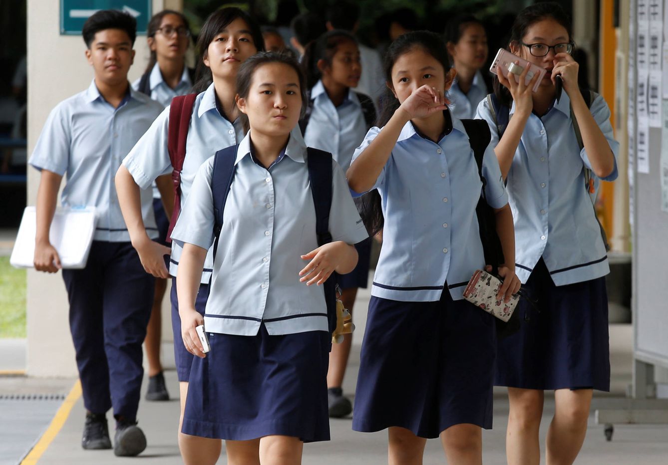 Estudiantes a la salida de clase en Singapur. (Reuters)