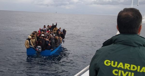 Foto: Fotografía facilitada por la Guardia Civil y Salvamento Marítimo de un rescate de inmigrantes el pasado mes de enero