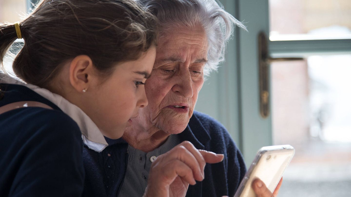 Pepa, a sus 82 años, utiliza WhatsApp para comunicarse con sus hijos y nietos. (Fernando Ruso)