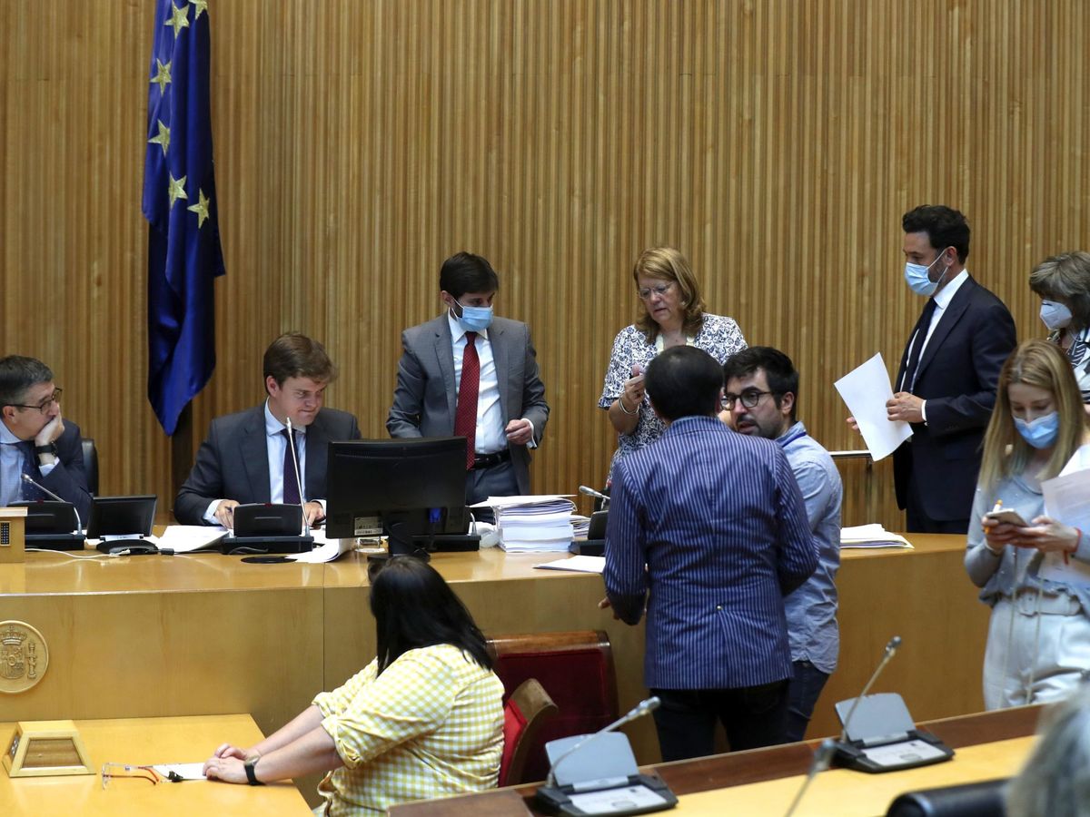 Foto: Miembros de los grupos organizan las enmiendas en los momentos previos a la reanudación de la Comisión por la Reconstrucción Económica y Social. (EFE)