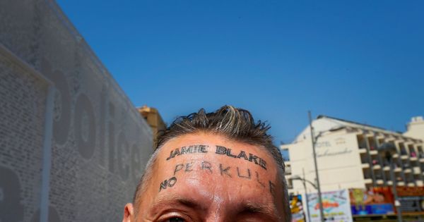 Foto: Tomek, el indigente de origen polaco cuyo caso saltó a la luz pública hace tres días tras conocerse que le habían tatuado un nombre en la frente a cambio de 100 euros. (EFE)