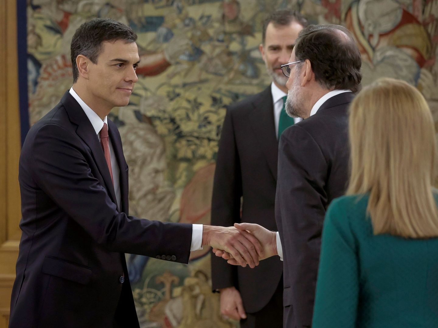 Pedro Sánchez y Mariano Rajoy se saludan ante el Rey y Ana Pastor tras la promesa del cargo del líder socialista, este 2 de junio en el palacio de la Zarzuela. (EFE)