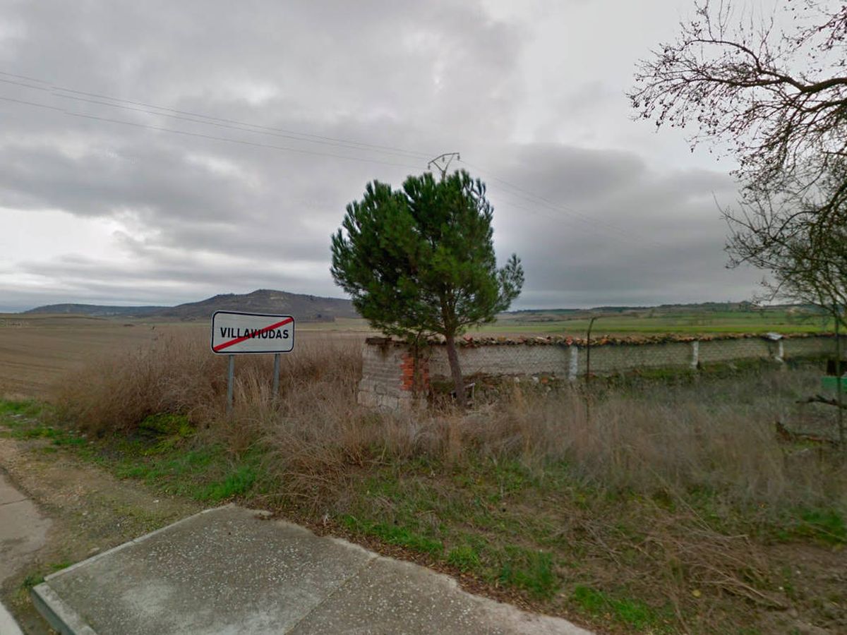 Foto: Los restos aparecieron en un corral en ruinas a las afueras de Villaviudas, en Palencia (Google Maps)