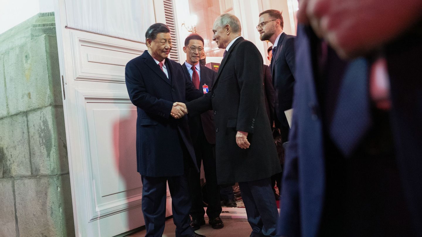 Xi Jinping y Vladímir Putin se despiden después de la visita oficial del mandatario chino a Moscú. (EFE/Pavel Byrkin)