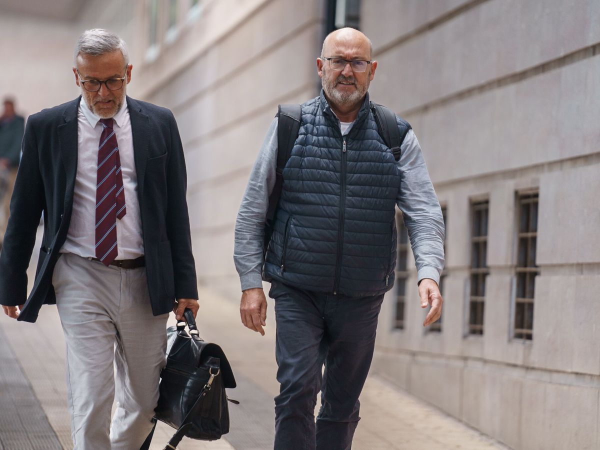 Foto: El exdiputado del PSOE, Juan Bernardo Fuentes, (d) junto a su abogado, a su salida de la Audiencia Provincial de Tenerife. (EFE/Ramón de la Rocha)