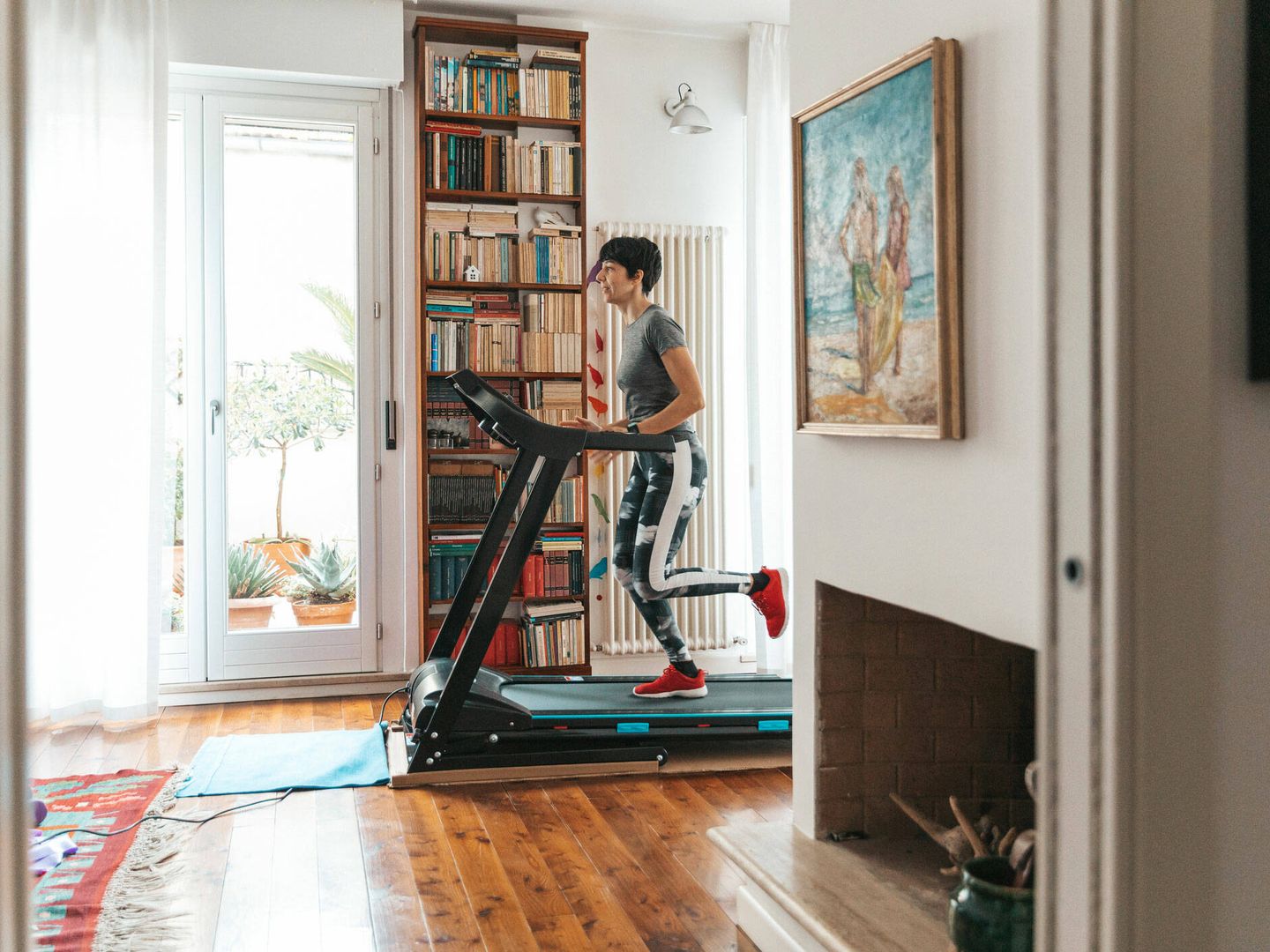 Las mejores cintas de andar plegables para hacer ejercicio en casa (iStock)