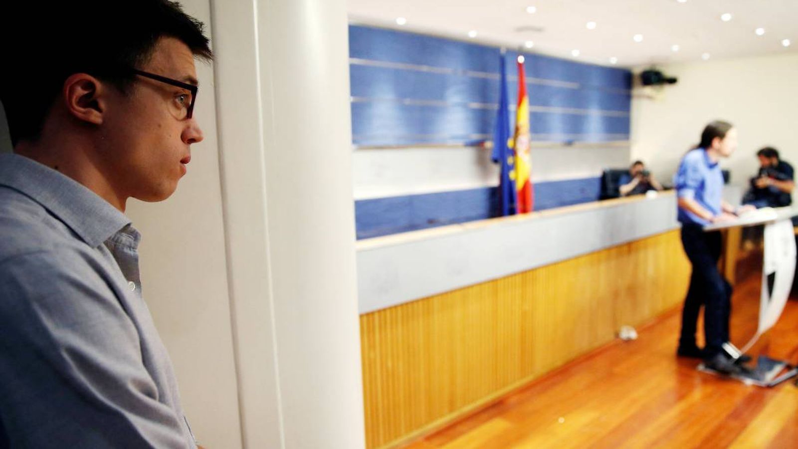 Foto: Iñigo Errejón escucha a Pablo Iglesias en el Congreso de los Diputados. (Reuters)