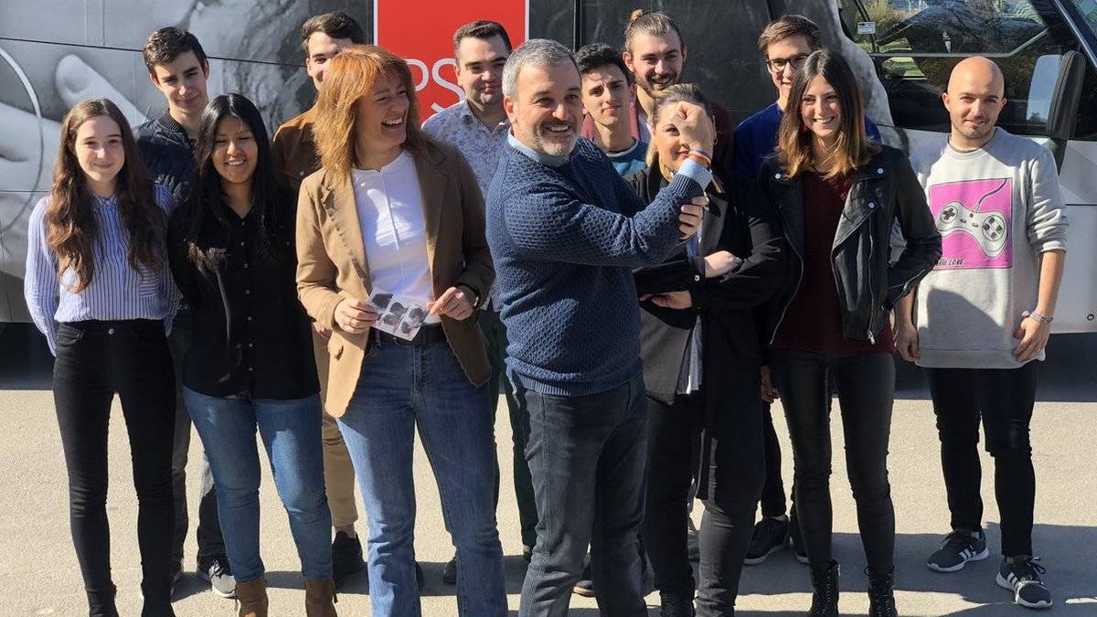 Un "autobús del amor" del PSC recorre Barcelona en respuesta al acto de Vox