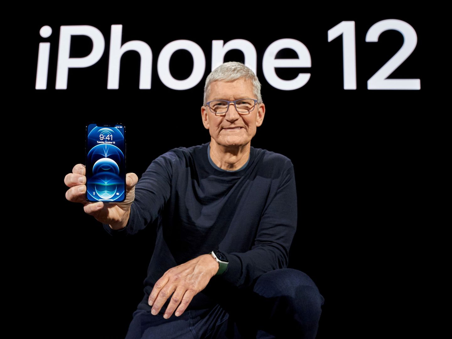 El CEO de Apple, Tim Cook, sostiene el iPhone 12. (Reuters)