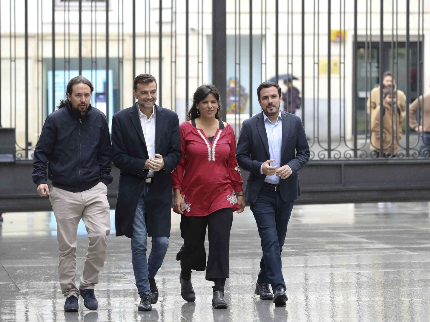 Iglesias y Garzón, con Teresa Rodríguez y Antonio Maíllo, el pasado 30 de octubre en Madrid. (EFE)