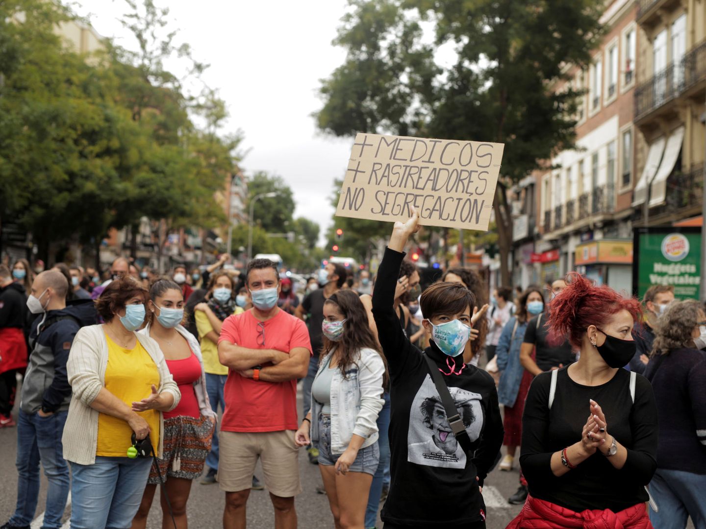 Gente manifestándose en Vallecas. Intranquiliza, pero... ¿genera contagios? (Reuters)
