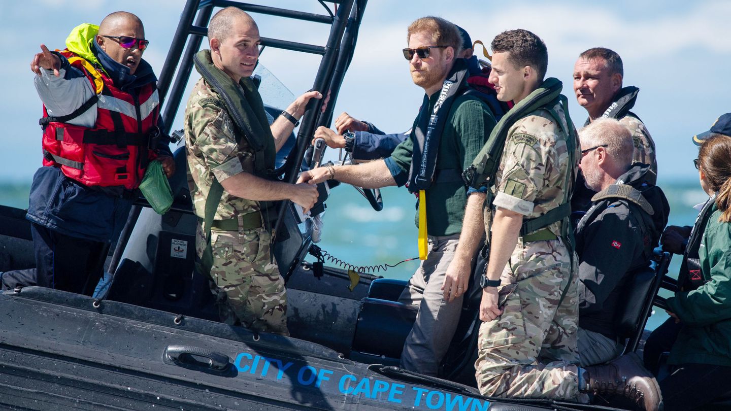 El príncipe Harry, en su reunión con los militares. (Reuters)