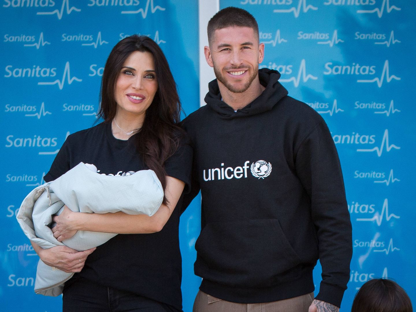 Pilar Rubio y Sergio Ramos presentan a su hijo recién nacido, con sendas prendas de Unicef. (Getty)
