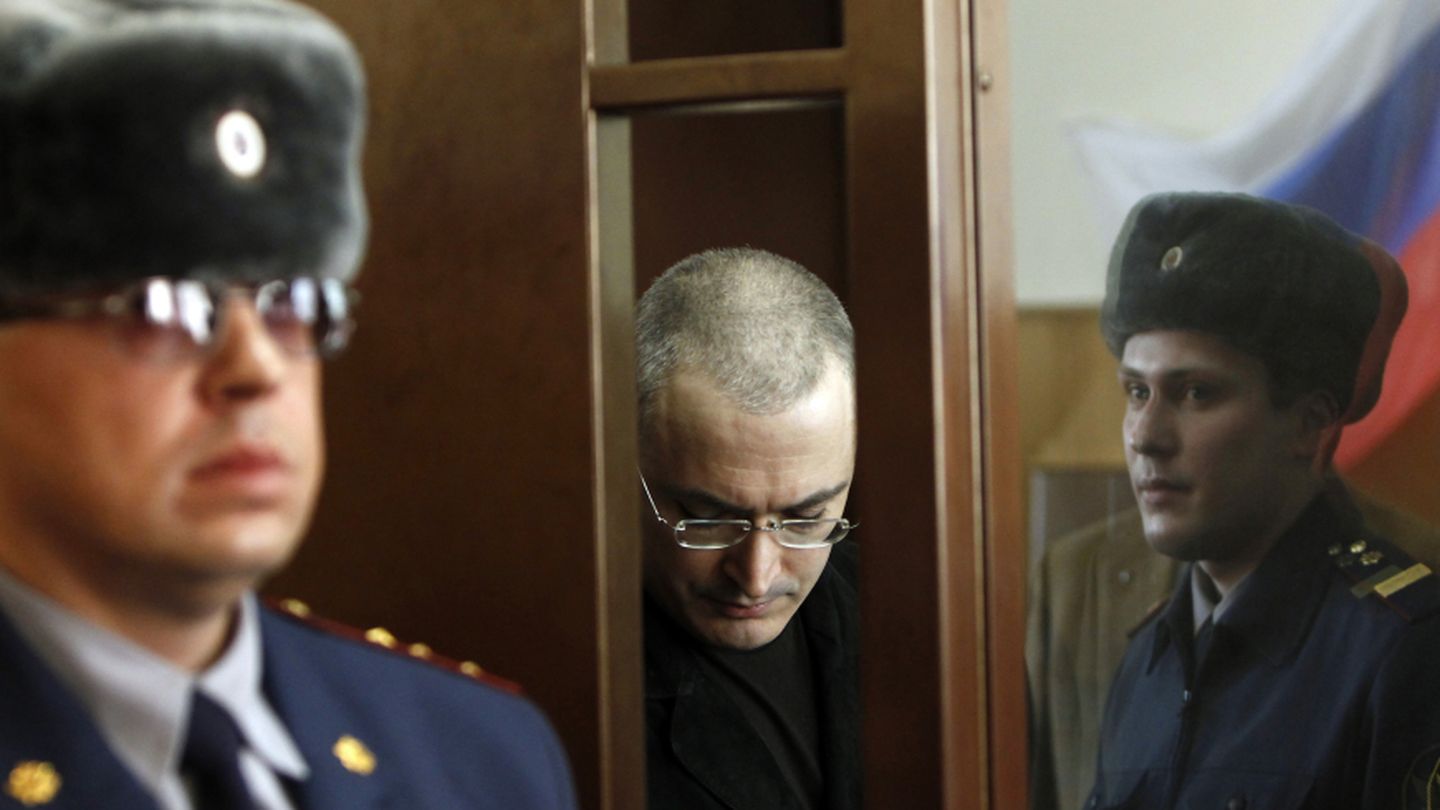 El magnate Jodorkovski ante un tribunal en Moscí en una imagen de archivo (Reuters). 