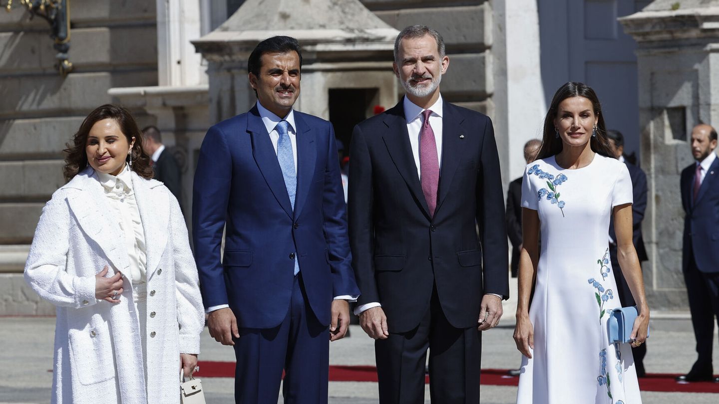 Los Reyes, con el emir de Catar y su esposa. (EFE/Chema Moya)