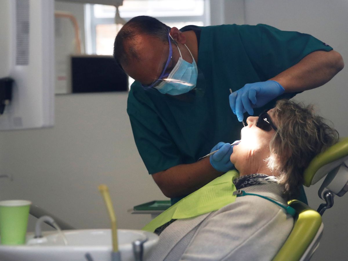 Foto: Una persona en la consulta del dentista. Foto:  REUTERS Andrew Boyers