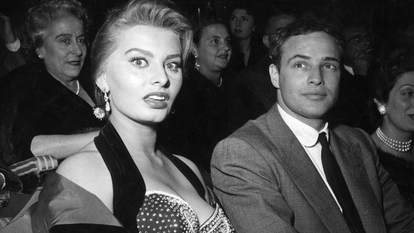 Sophia Loren y Marlon Brando, en Roma. (Getty)