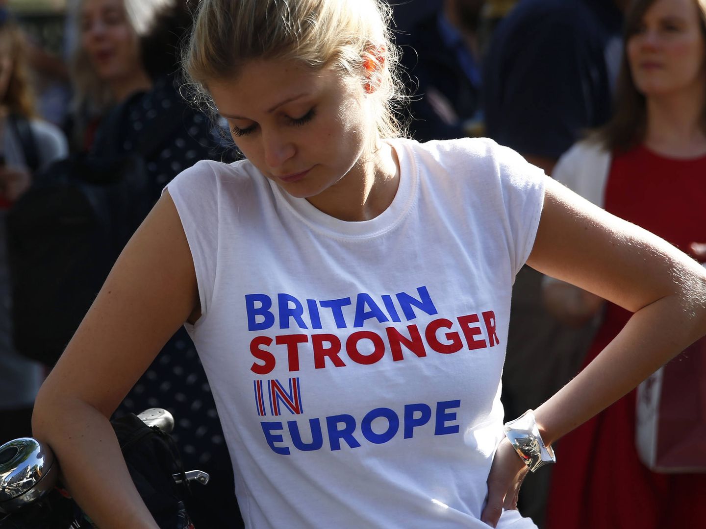 Una mujer con una camiseta a favor de la permanencia reacciona al resultado del referéndum (Reuters).
