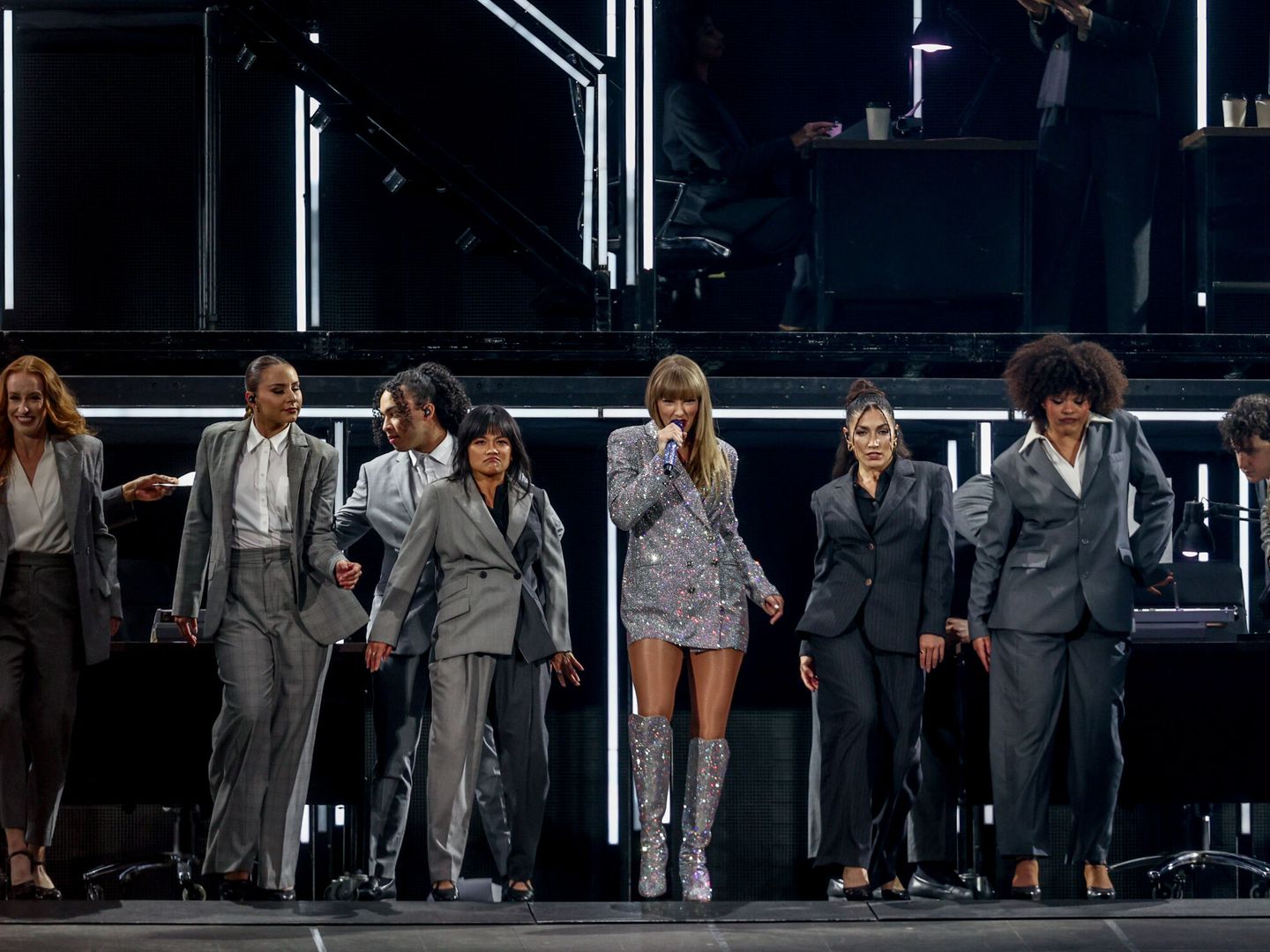 Taylor Swift acompañada de sus bailarinas. (Ricardo Rubio/Europa Press)