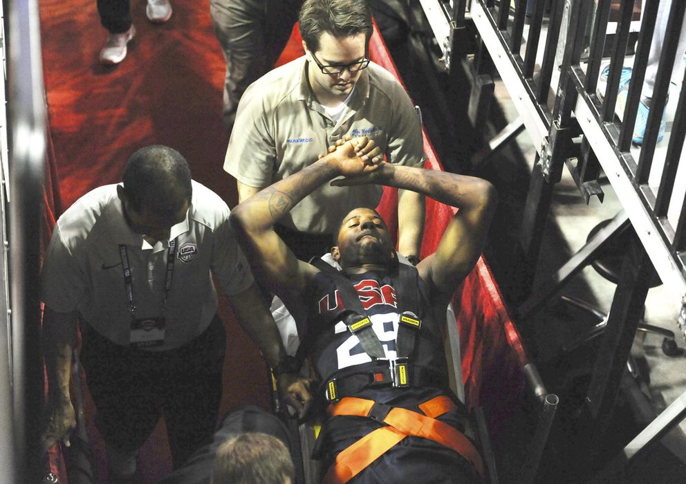 Foto: Paul George, inmovilizado, es retirado en camilla del Thomas & Mack Center de Las Vegas. 