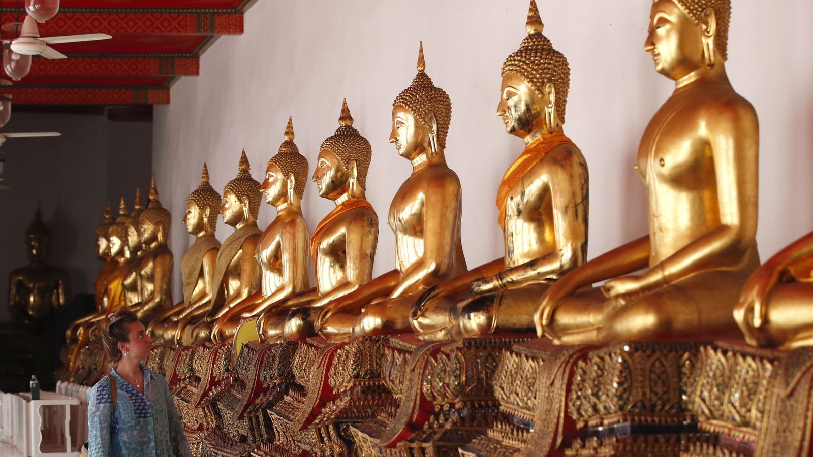 Un turista observa las estatuas de Buda en el templo Wat Pho (Tailandia). (EFE/Rungroj Yongrit)
